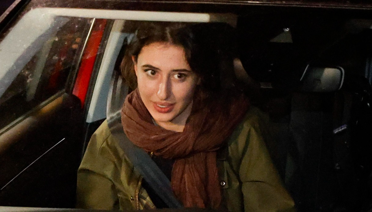 Cecilia Sala in auto