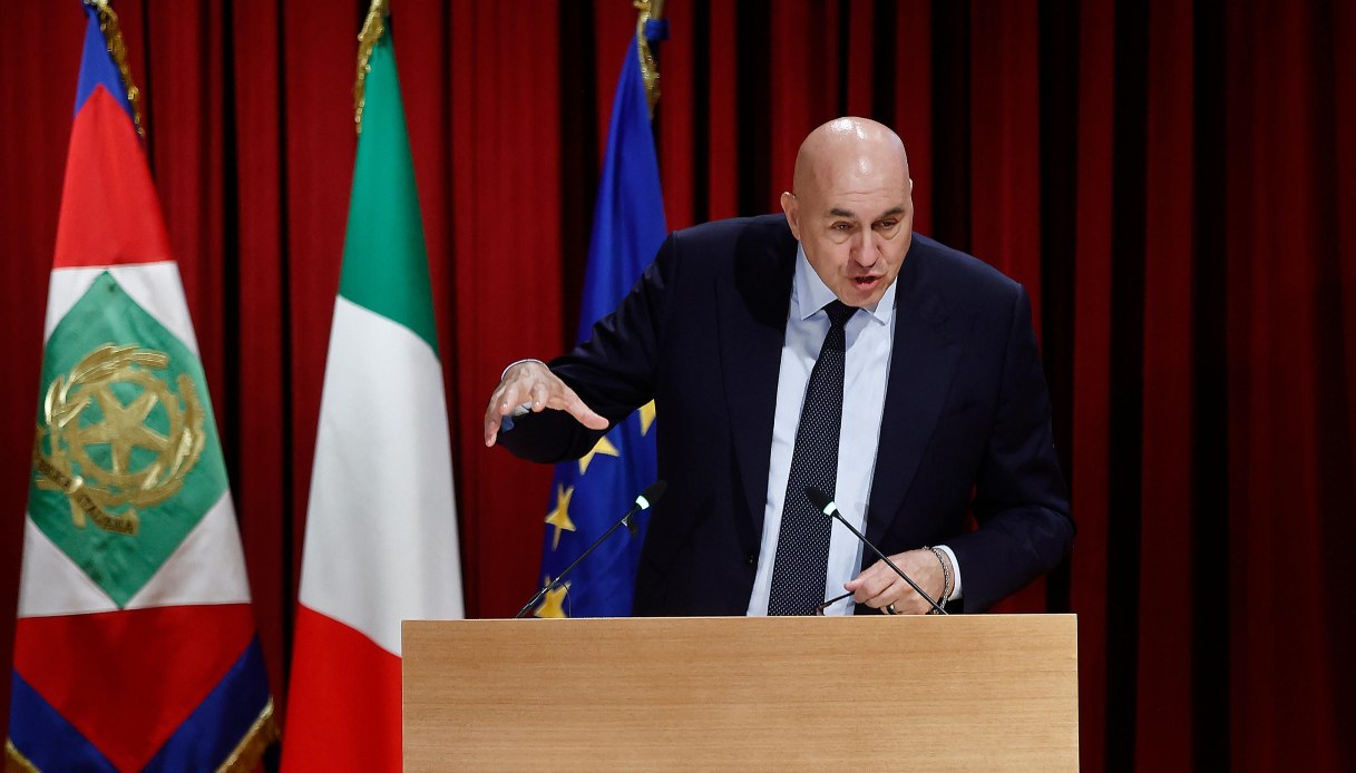 https://wips.plug.it/cips/notizie.virgilio.it/cms/2025/09/crosetto.jpg