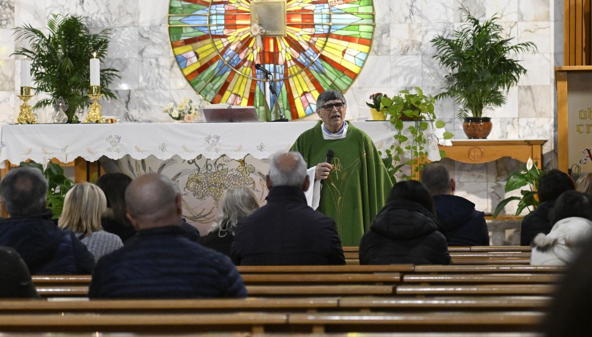 Don Maurizio Patriciello sul proiettile a Caivano durante la messa, "un gesto doloroso davanti ai bambini"
