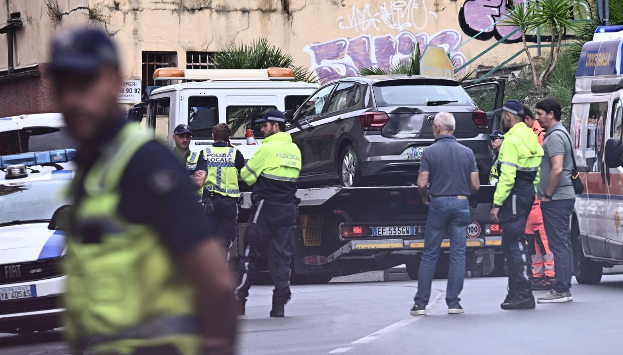 Donna morta schiacciata contro un muro a Genova da un