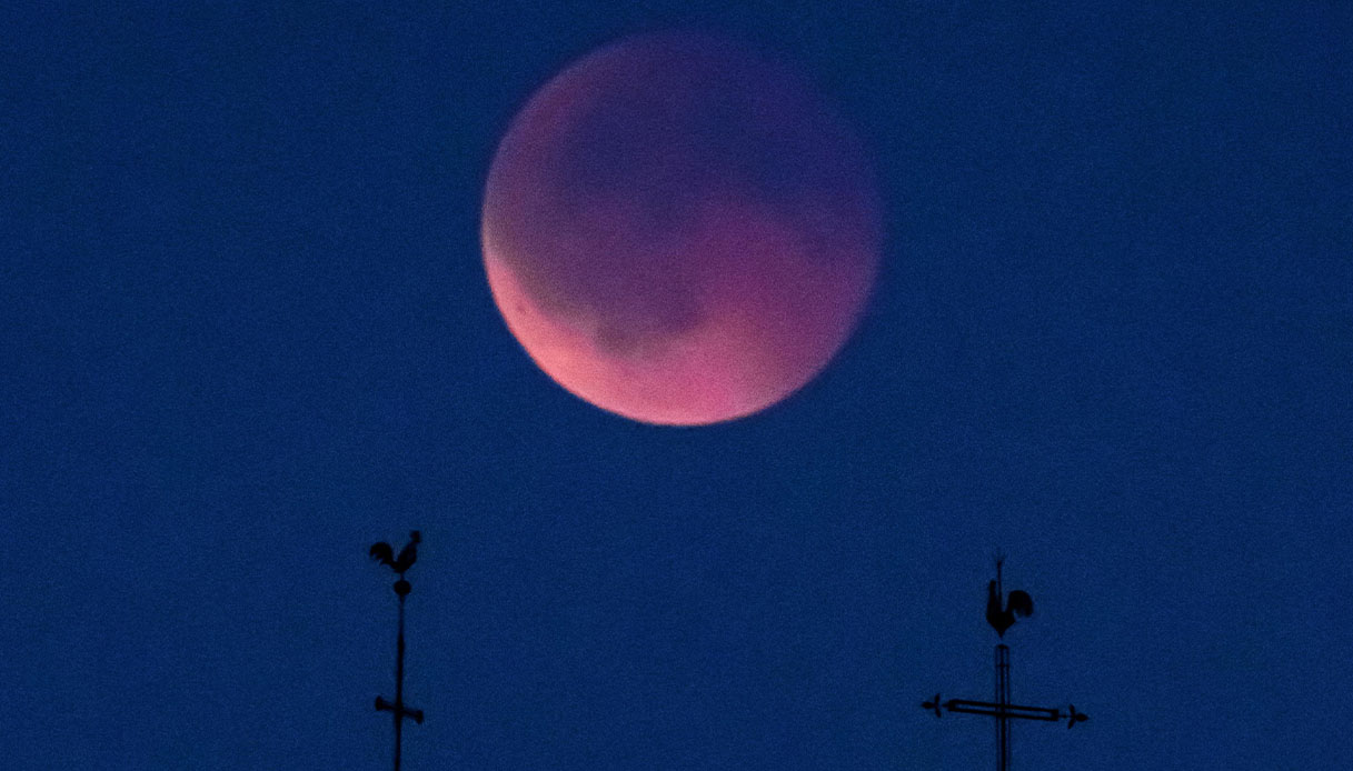 https://wips.plug.it/cips/notizie.virgilio.it/cms/2025/09/eclissi-lunare-luna-rossa.jpg