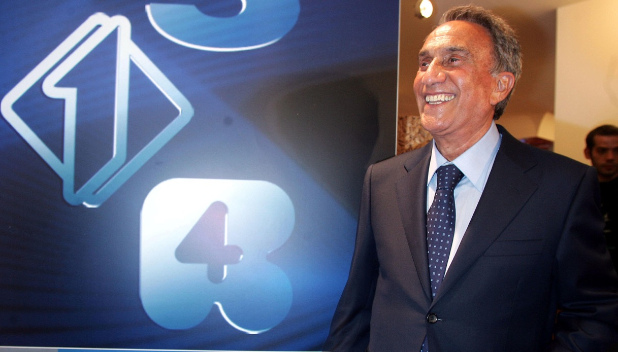 https://wips.plug.it/cips/notizie.virgilio.it/cms/2025/09/emilio-fede-fuori-onda.jpg