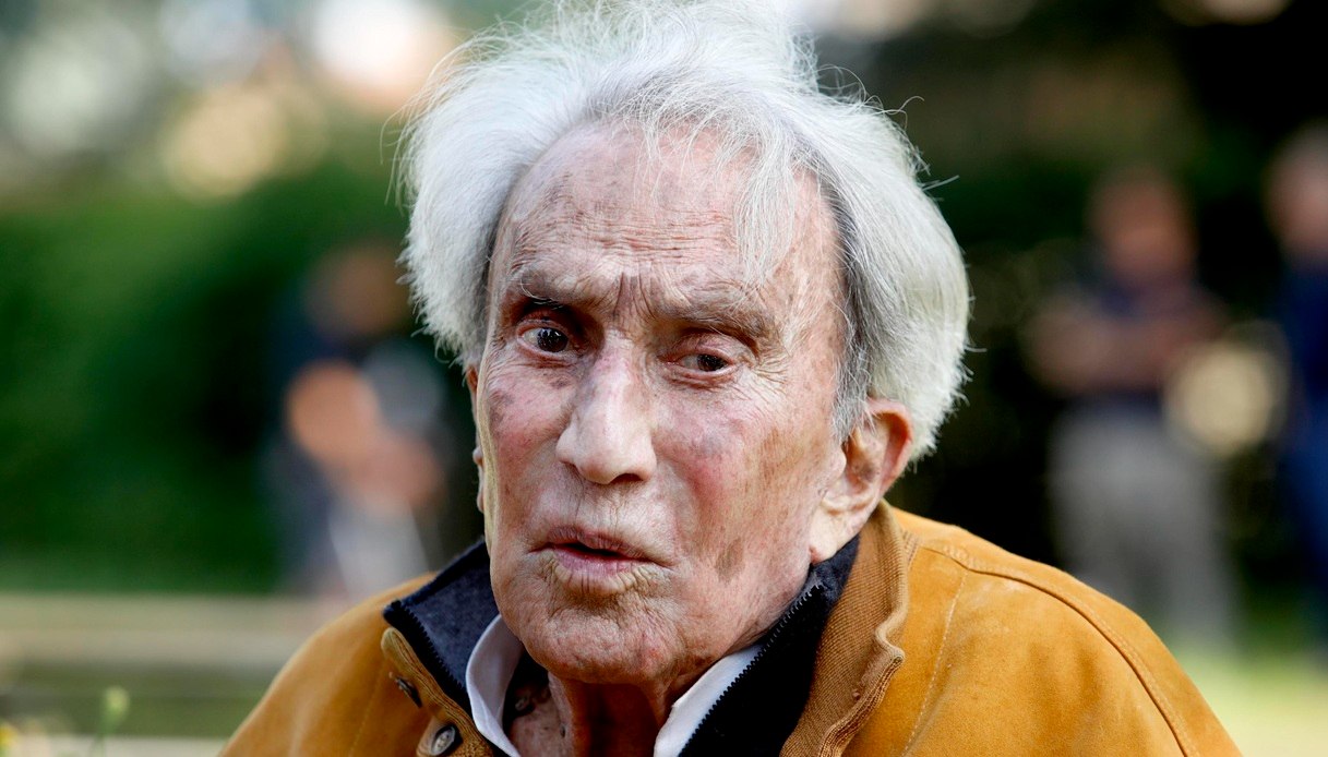 https://wips.plug.it/cips/notizie.virgilio.it/cms/2025/09/emilio-fede-grave-salute-come-sta.jpg