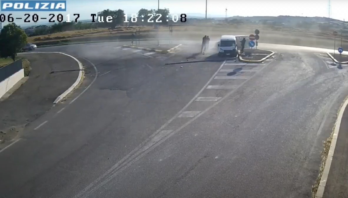 Duplice omicidio ad Apricena, arrestati due mafiosi del commando armato: il video dell Duplice omicidio ad Apricena, arrestati due mafiosi del commando armato: il video dell
