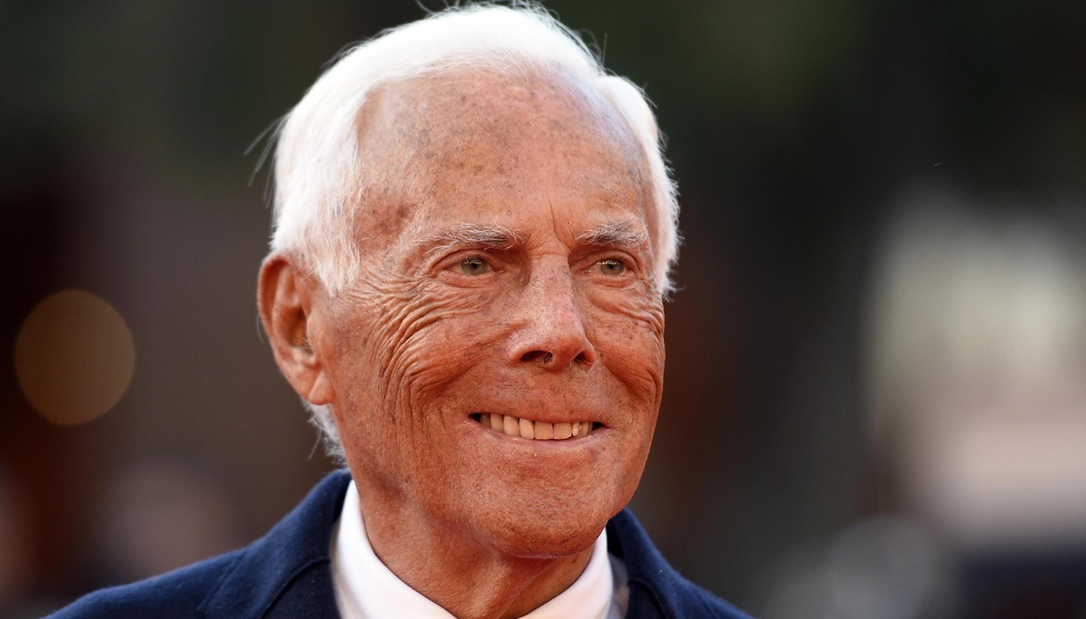 https://wips.plug.it/cips/notizie.virgilio.it/cms/2025/09/giorgio-armani-gruppo.jpg