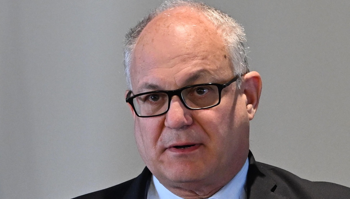 https://wips.plug.it/cips/notizie.virgilio.it/cms/2025/09/gualtieri-bagno-tevere-sindaco-roma.jpg