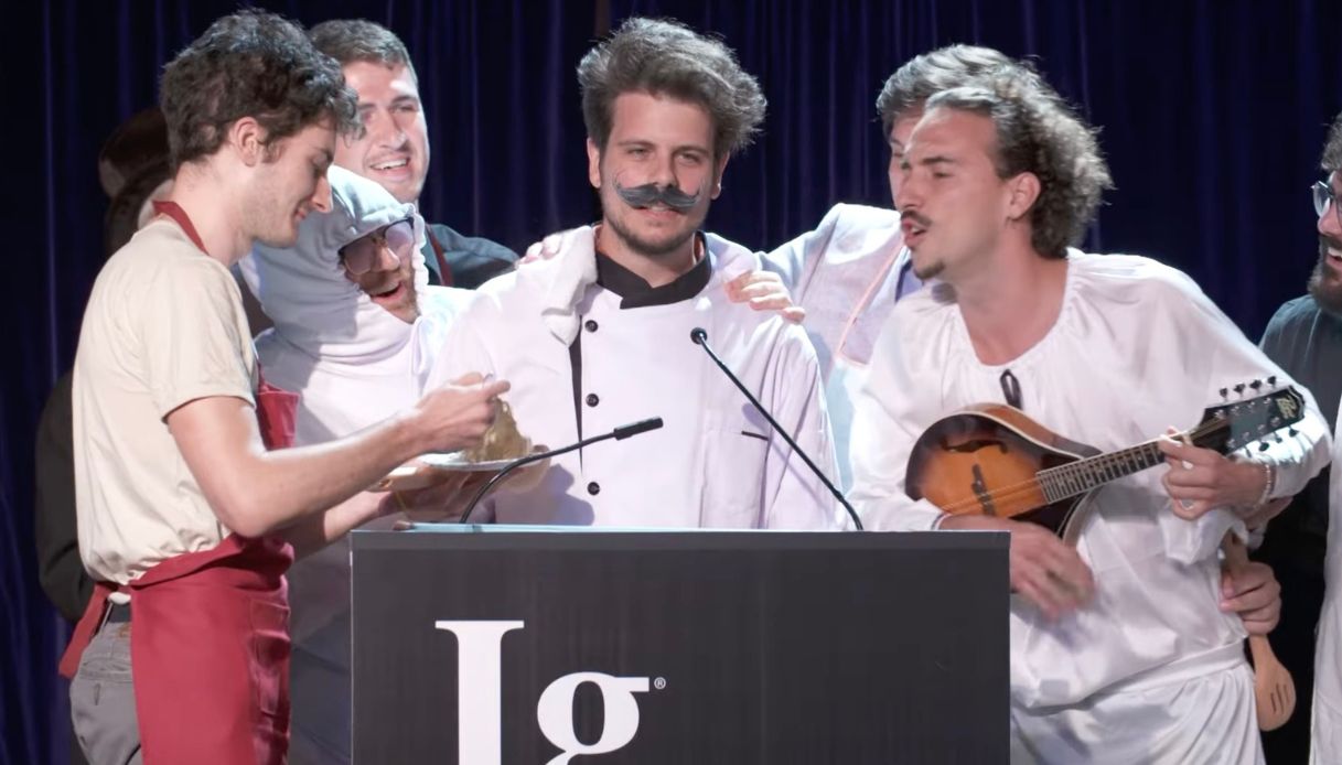 https://wips.plug.it/cips/notizie.virgilio.it/cms/2025/09/ignobel-2025-vincitori-italiani-cacio-e-pepe.jpg