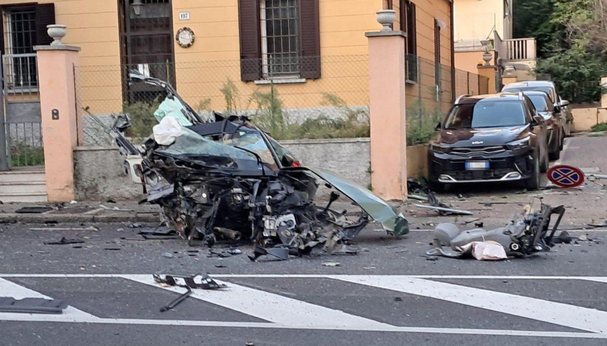 Auto rubata si schianta contro un palo a Bologna, arrestato 19enne alla guida: al volante senza patente