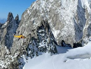 Incidente sul monte Bianco, alpinista muore precipitando per 150 metri sotto gli occhi del figlio