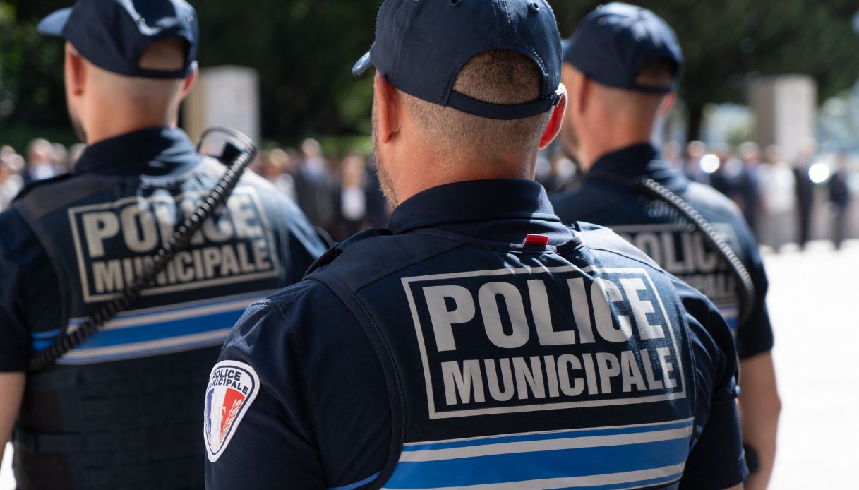 https://wips.plug.it/cips/notizie.virgilio.it/cms/2025/09/incidenti-nizza-roma-tifosi-arrestati-armi.jpg