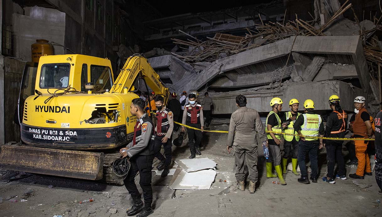 https://wips.plug.it/cips/notizie.virgilio.it/cms/2025/09/indonesia-crollata-scuola-morti-feriti-dispersi.jpg
