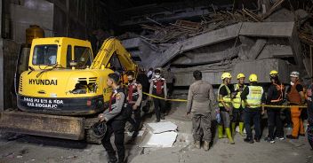 indonesia-crollata-scuola-morti-feriti-dispersi