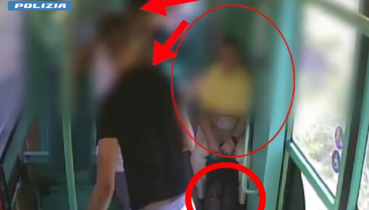 ipovedente rapinato a milano e scaraventato fuori dal tram violenza inaudita due arresti