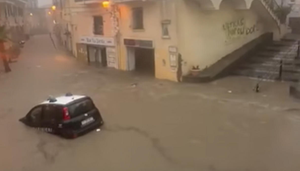 Maltempo a Ischia, tra le auto trascinate via dall Maltempo a Ischia, tra le auto trascinate via dall