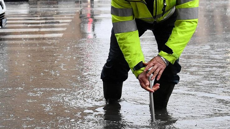 Nubifragio all'Isola d'Elba e allagamenti a Portoferraio dopo il forte  temporale, auto sott'acqua e disagi
