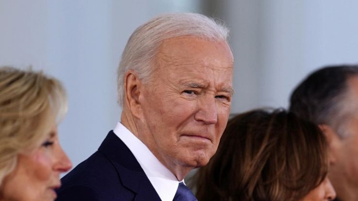 VIDEO: La Preghiera Di Biden Davanti Alla Corona Di Fiori Per I Caduti - Foto 4