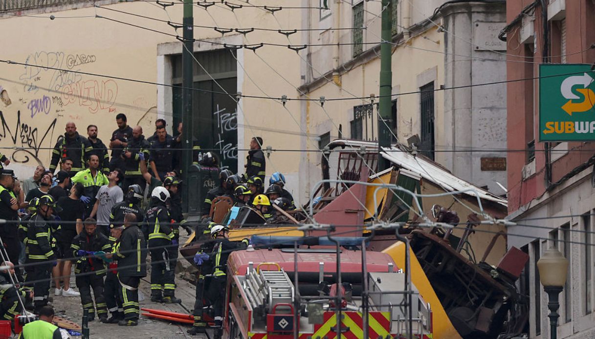 https://wips.plug.it/cips/notizie.virgilio.it/cms/2025/09/lisbona-funicolare-elevador-da-gloria-2-1.jpg