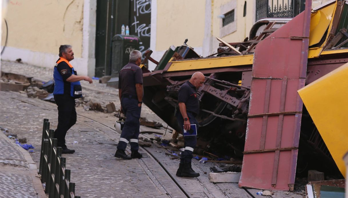 https://wips.plug.it/cips/notizie.virgilio.it/cms/2025/09/lisbona-funicolare.jpg