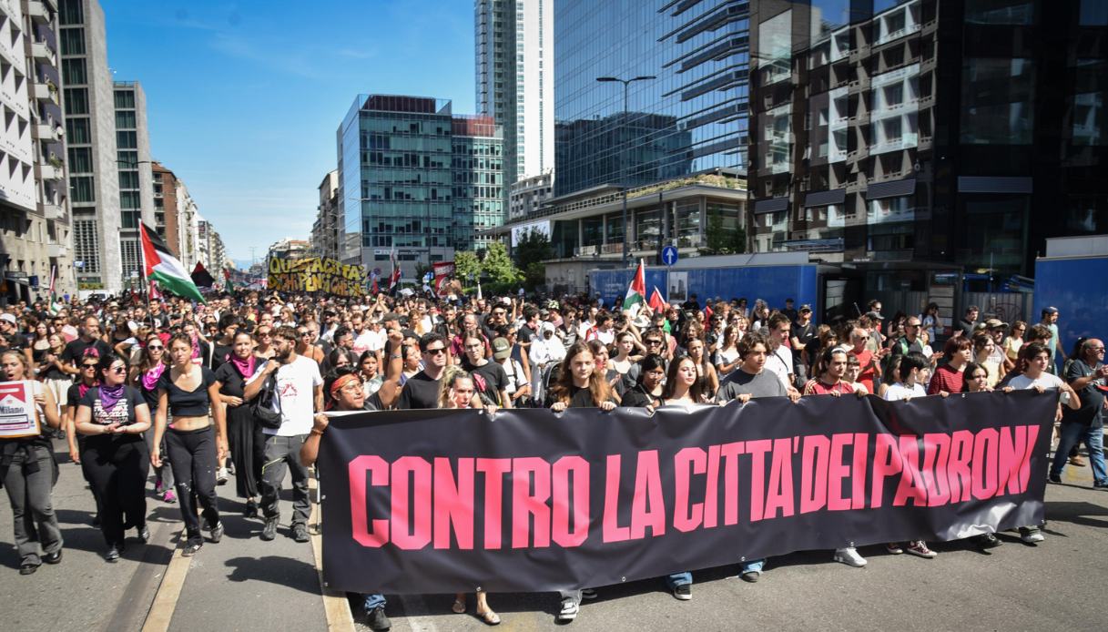 Manifestazione a Milano per il Leoncavallo, a migliaia in piazza in due cortei tra centri sociali e attivisti Manifestazione a Milano per il Leoncavallo, a migliaia in piazza in due cortei tra centri sociali e attivisti