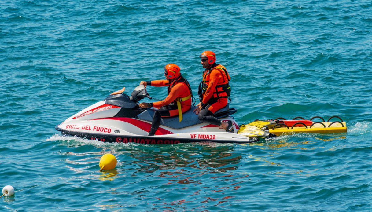 Morta a Follonica mentre fa il bagno davanti ai familiari: chi era la 63enne annegata, l