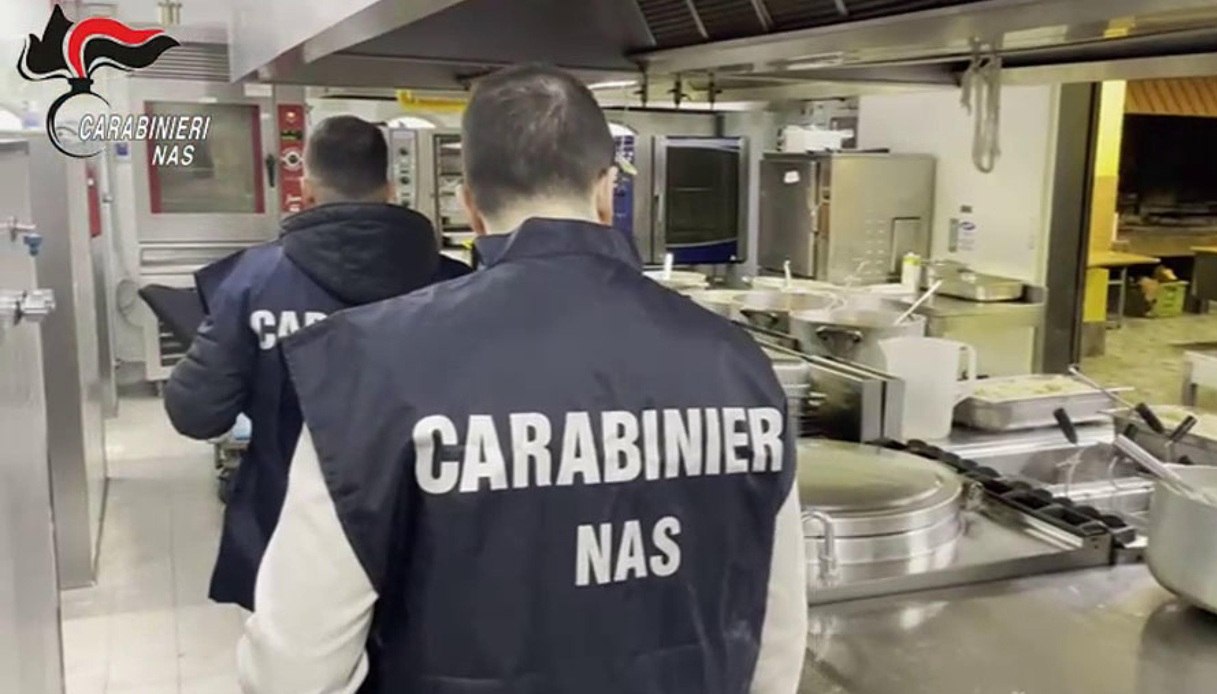 controlli dei nas in tutta italia sequestri per 38 milioni di euro trovati cosmetici tossici e cibo scaduto