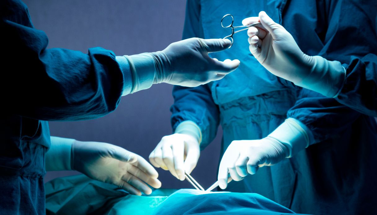 https://wips.plug.it/cips/notizie.virgilio.it/cms/2025/09/neonata-salvata-con-la-colla.jpg