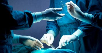 neonata-salvata-con-la-colla