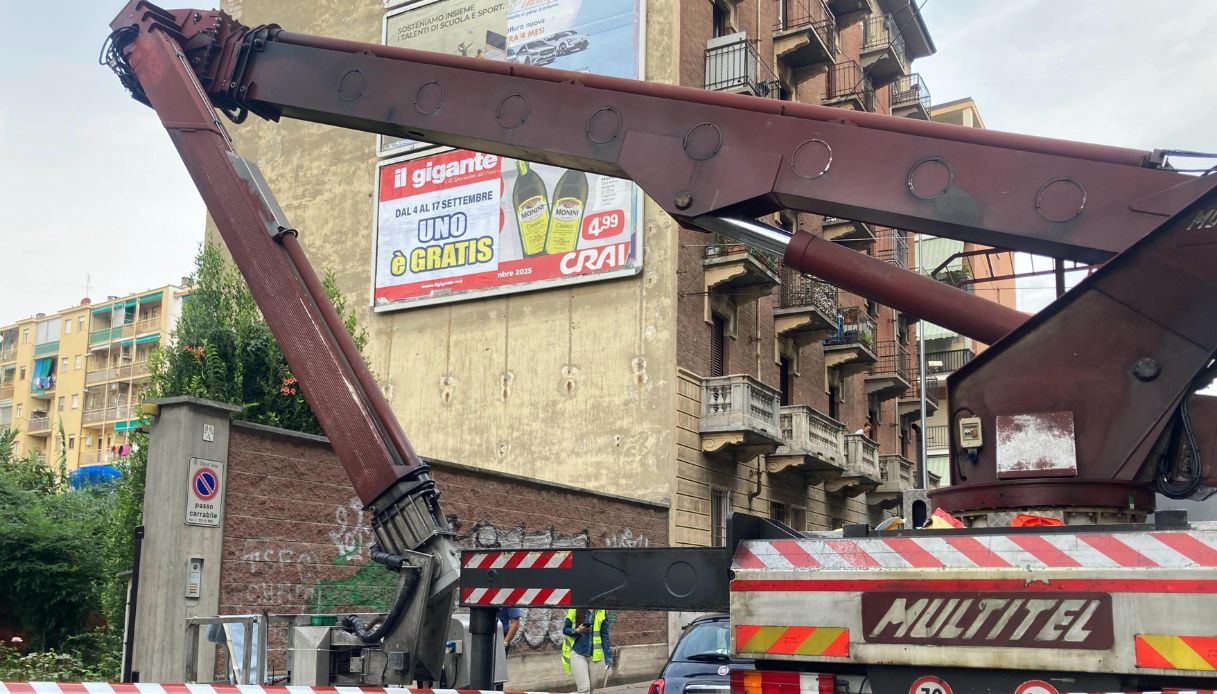 Operaio morto a Torino dopo essere caduto dalla gru in via Genova, il cestello ha ceduto: c Operaio morto a Torino dopo essere caduto dalla gru in via Genova, il cestello ha ceduto: c