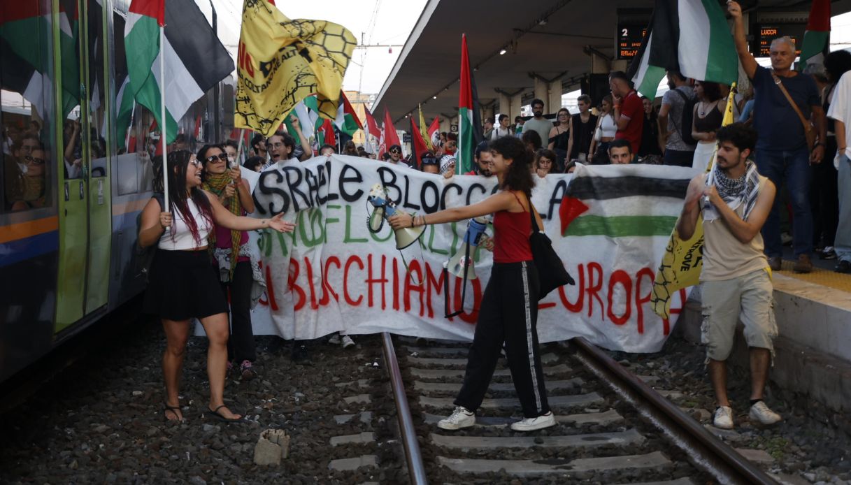 Pro Pal bloccano treni alla stazione di Pisa, circolazione interrotta dal corteo dei manifestanti sui binari Pro Pal bloccano treni alla stazione di Pisa, circolazione interrotta dal corteo dei manifestanti sui binari