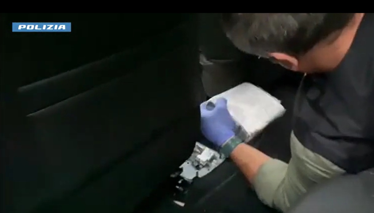 Il video del maxi sequestro di cocaina a Catania sull