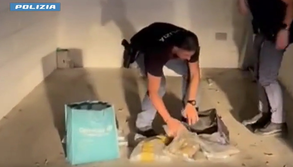 Ha un "caveau" pieno di cocaina in auto, 30enne arrestato a Roma: quanti kg di droga sono stati sequestrati