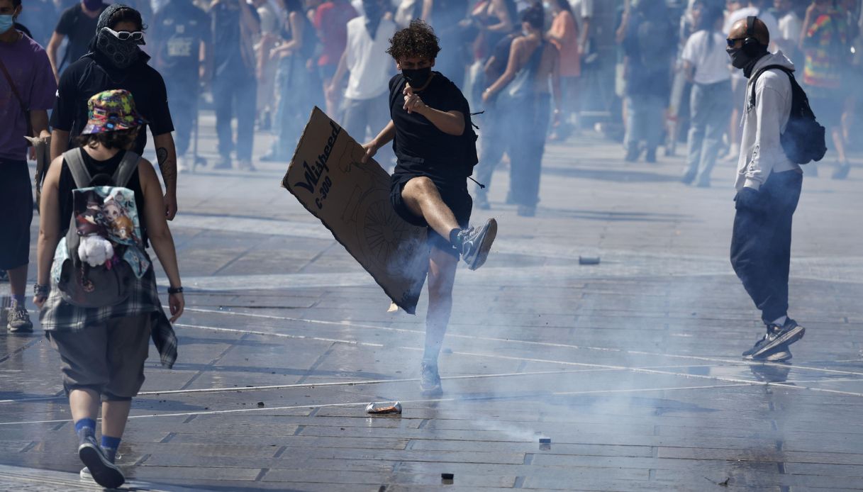https://wips.plug.it/cips/notizie.virgilio.it/cms/2025/09/proteste-francia-parigi-bloquons-tout.jpg