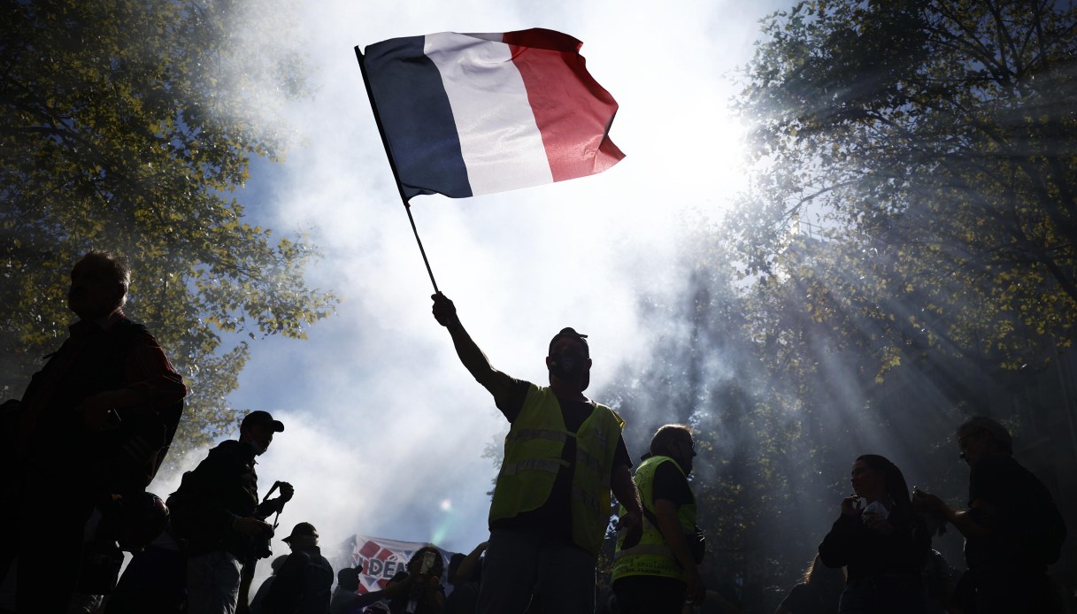 https://wips.plug.it/cips/notizie.virgilio.it/cms/2025/09/proteste-parigi-francia.jpg