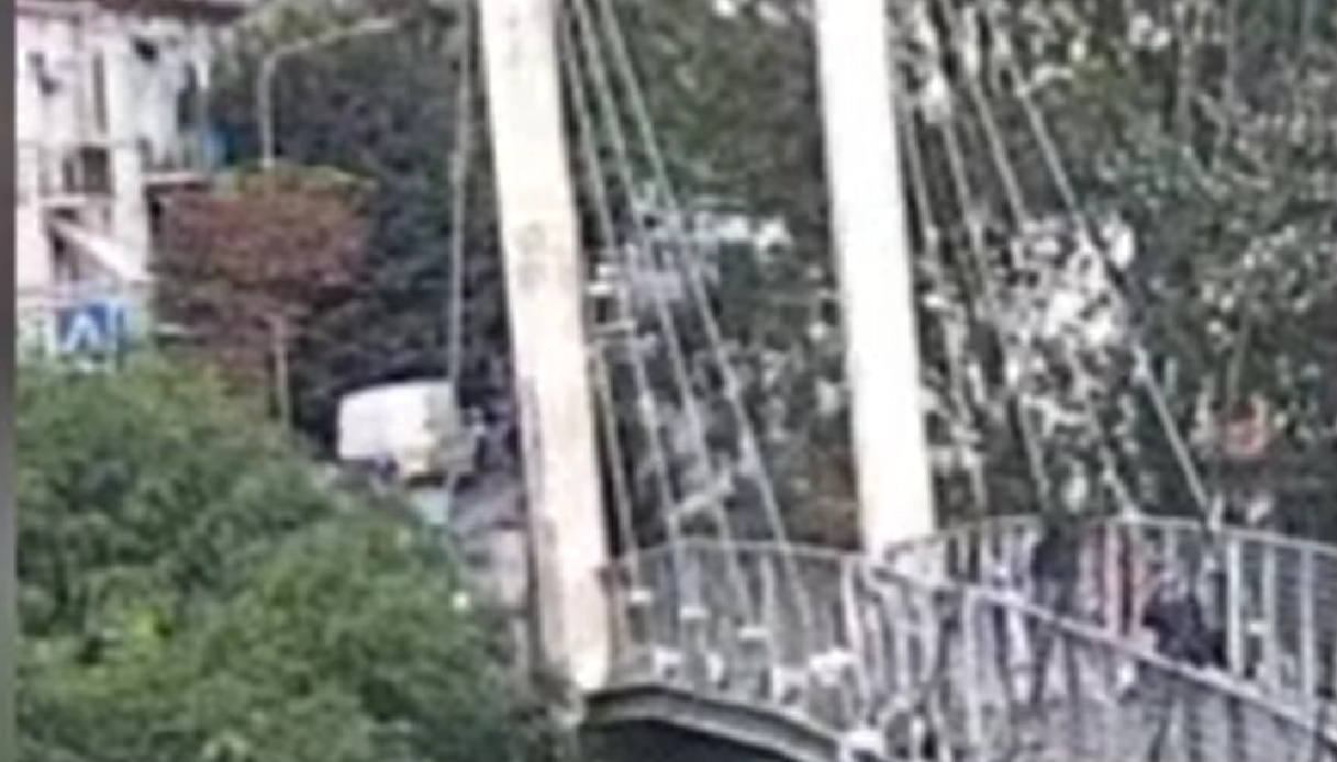 Ragazza 24enne tenta il suicidio da un ponte di Poggibonsi, il video del salvataggio in extremis