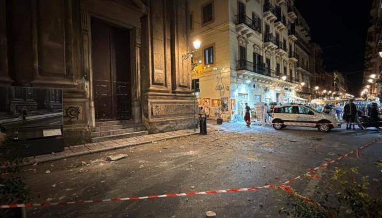 Crolla cornicione della chiesa di Santa Ninfa a Palermo, ferita una turista: paura in strada