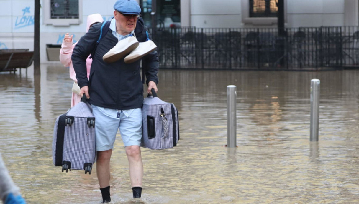 scuola evacuata a milano dopo l esondazione del seveso blackout e allagamenti nella zona di niguarda