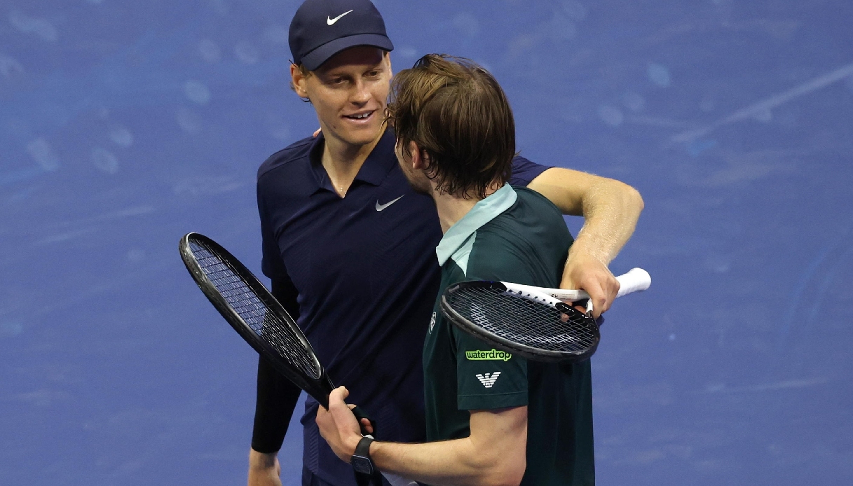 Tentato "furto" ai danni di Sinner dopo il match con Bublik agli Us Open, tifoso prova ad aprirgli il borsone