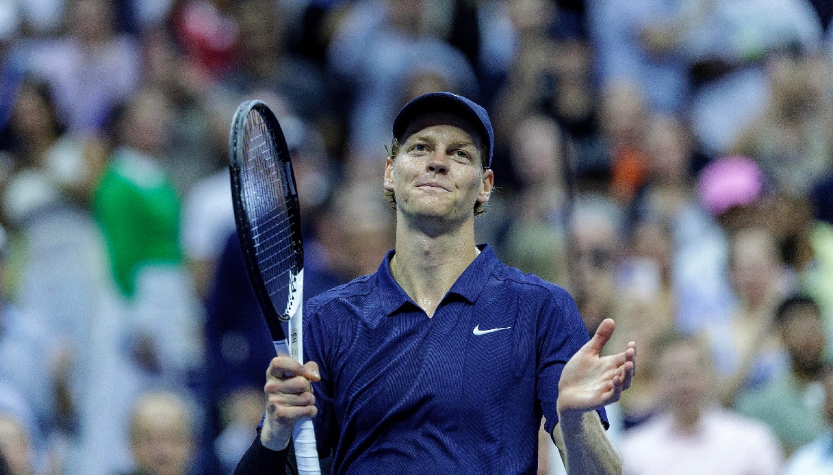 Tentato "furto" ai danni di Sinner dopo il match con Bublik agli Us Open, tifoso prova ad aprirgli il borsone Tentato "furto" ai danni di Sinner dopo il match con Bublik agli Us Open, tifoso prova ad aprirgli il borsone