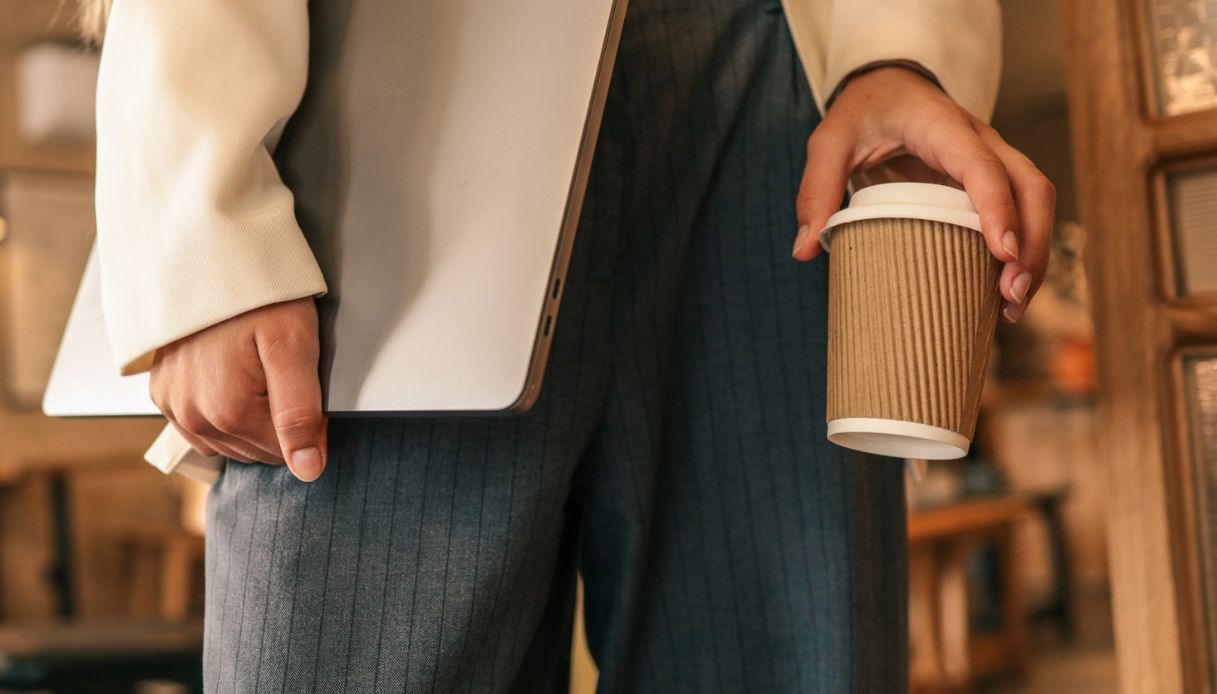https://wips.plug.it/cips/notizie.virgilio.it/cms/2025/09/starbucks-licenziamenti.jpg