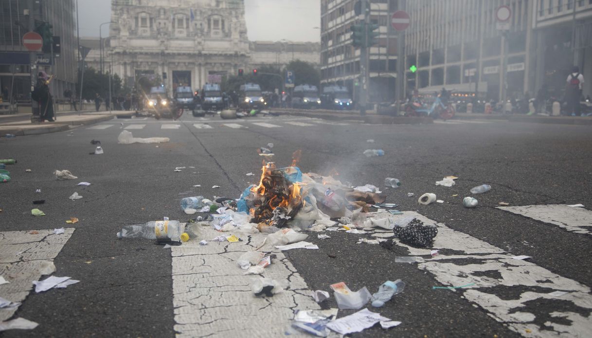Stazione Centrale di Milano nel caos alla fine della manifestazione Pro Pal, le immagini degli scontri Stazione Centrale di Milano nel caos alla fine della manifestazione Pro Pal, le immagini degli scontri