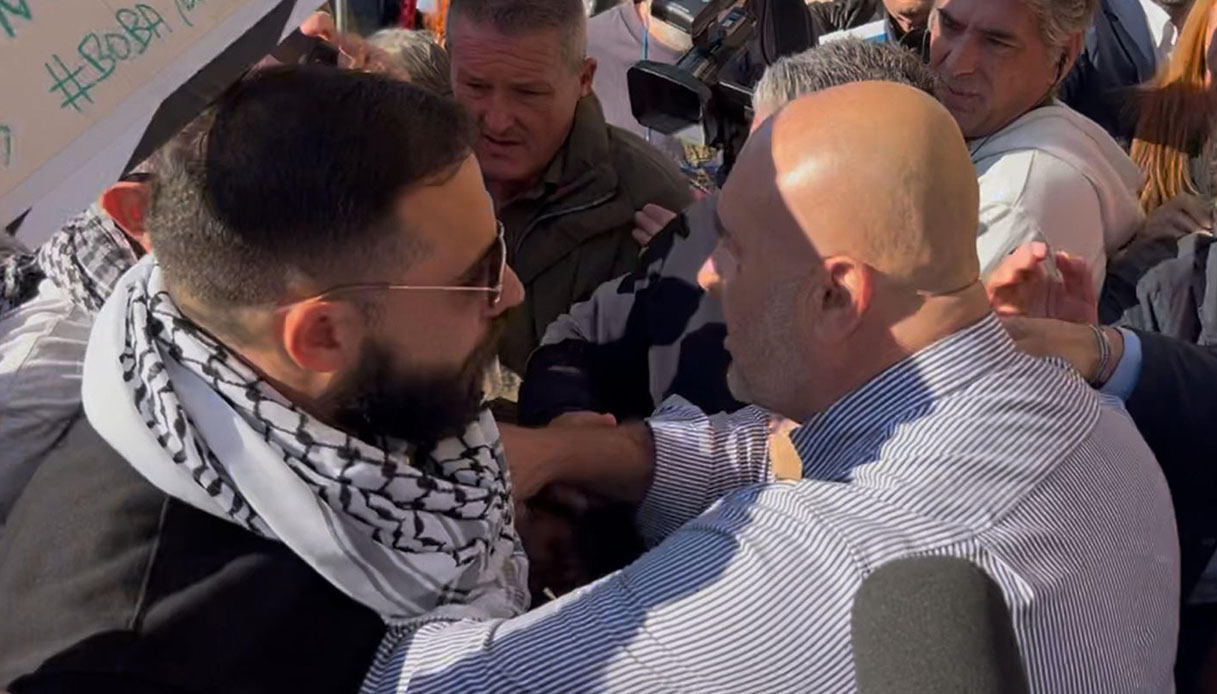 https://wips.plug.it/cips/notizie.virgilio.it/cms/2025/09/stefano-bandecchi-sindaco-terni-gaza-video-manifestanti.jpg
