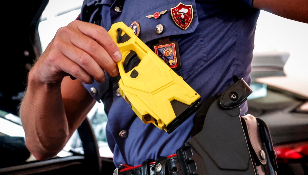 https://wips.plug.it/cips/notizie.virgilio.it/cms/2025/09/taser-reggio-emilia.jpg