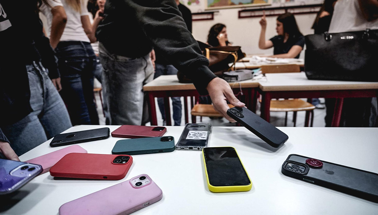 https://wips.plug.it/cips/notizie.virgilio.it/cms/2025/09/telefono-scuola-divieto.jpg