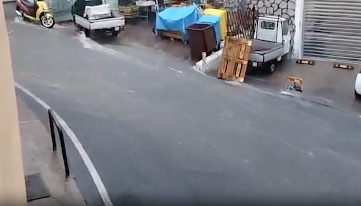 Temporale a Capri, il video degli allagamenti in pieno centro: fiumi d