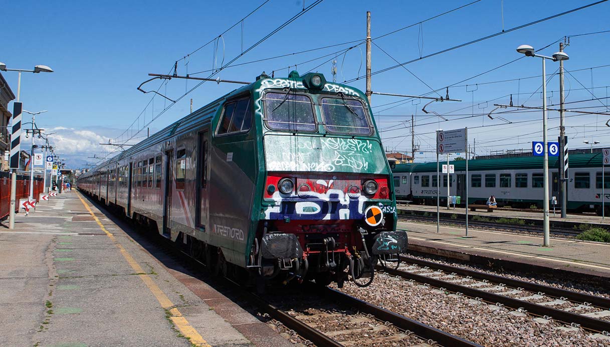 A Milano treni in ritardo o cancellati per un guasto vicino a Porta Garibaldi, disagi sulla linea per Malpensa