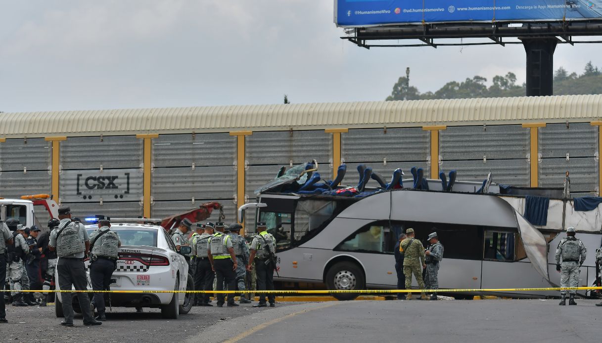 https://wips.plug.it/cips/notizie.virgilio.it/cms/2025/09/treno-contro-autobus-in-messico-5.jpg