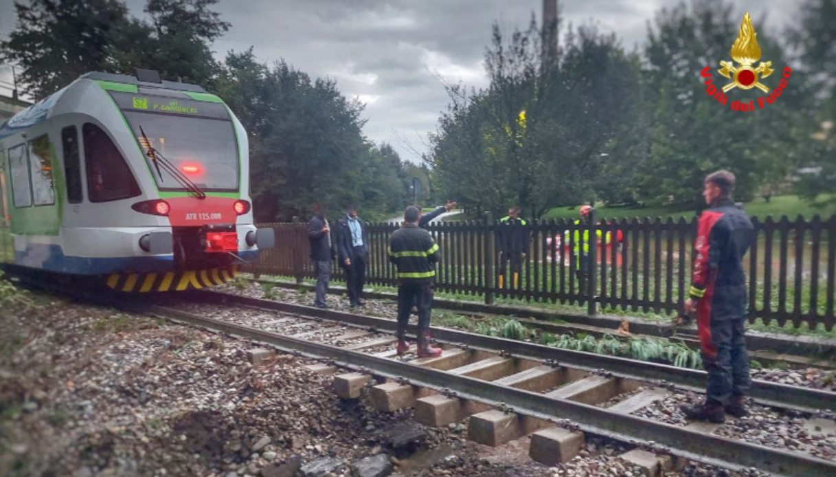 Treno fermato poco prima di una voragine sotto i binari causata dal maltempo a Bulciago vicino Lecco Treno fermato poco prima di una voragine sotto i binari causata dal maltempo a Bulciago vicino Lecco