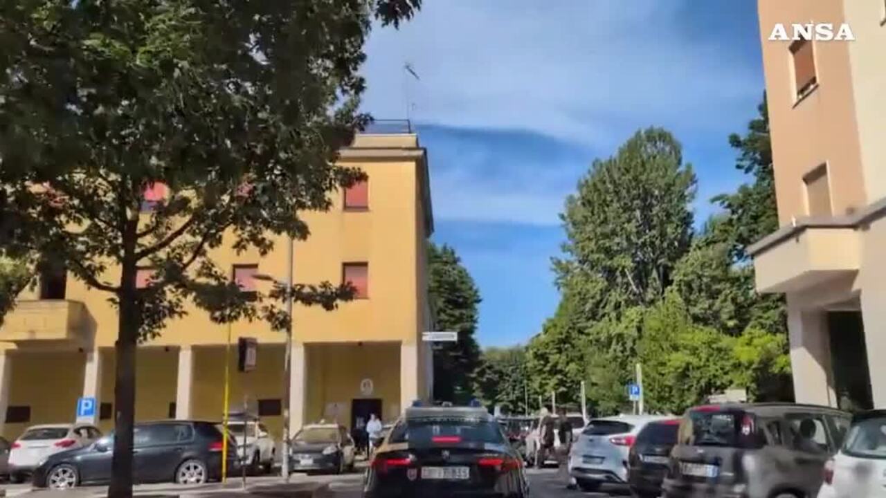 Droga venduta via social a Roma, minori facevano colletta per comprarla: raffica di arresti, video del blitz Droga venduta via social a Roma, minori facevano colletta per comprarla: raffica di arresti, video del blitz