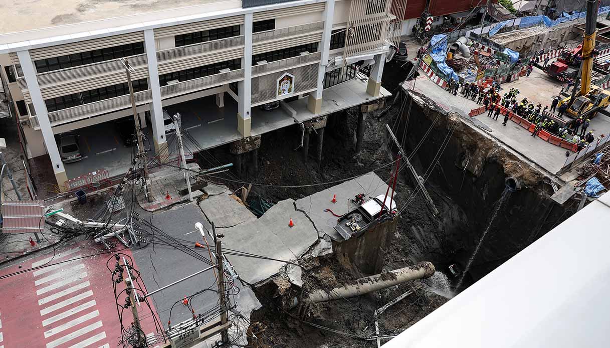https://wips.plug.it/cips/notizie.virgilio.it/cms/2025/09/voragine-bangkok.jpg