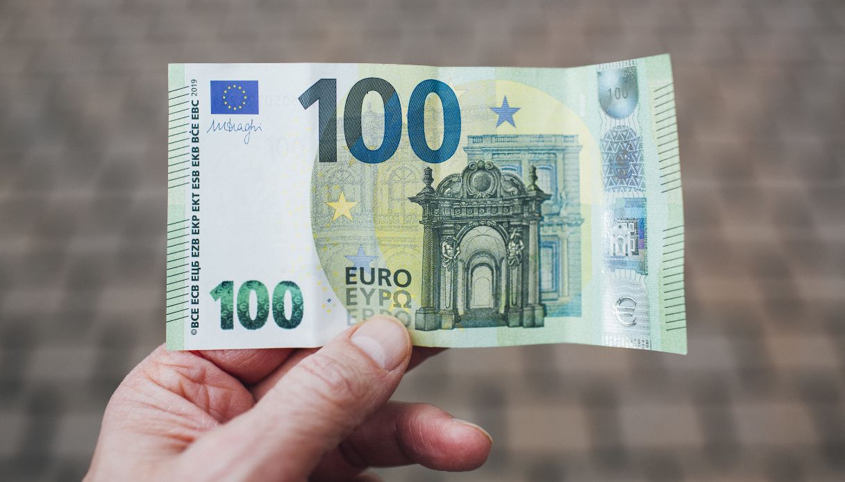 https://wips.plug.it/cips/notizie.virgilio.it/cms/2025/10/100-euro-per-i-libri.jpg